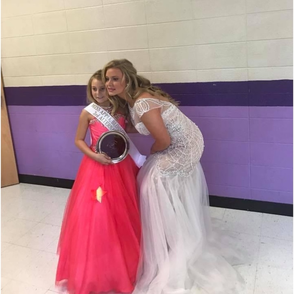 Pageant Dress Stunning size 6 Color: Coral
